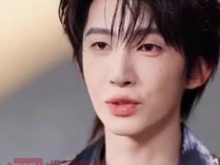 2月11日,在2026湖南卫视小年夜春晚上,来自俄罗斯西伯利亚的OTYKEN乐团与中国青年歌手刘宇,携手演绎了融合国风技艺和西伯利亚民族摇滚的节目《万物生·Genesis》。节目后,刘宇接受了媒体专访,他表示,与俄罗斯艺术家的合作是两种生命力的碰撞与交融。从初见时的亲切感,到剑与刀在舞台上化作流动的艺术,这是一场“美美与共”的文化对话。#刘宇用舞台诠释文明互鉴之美