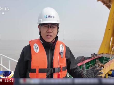 【#我国把数据中心搬进大海 】刷视频、开导航、点外卖......日常生活越智能,数据产生就越多。这些数据的储存和处理必须经过数据中心,而这颗“数字心脏”的跳动又需耗费大量电能。目前,这道难题正在寻找更多绿色答案。不久前,一个全新的海风直连海底数据中心在上海临港正式投入运营。与传统的陆上数据中心相比,临港海底数据中心的“小身板”有“大作用”,更加节能省地增效;它用电来自海上风电场,海风直连技术为数据中心提供了又稳、又多、又绿的电力;还能为具身智能、无人驾驶提供算力保障。#媒体精选计划