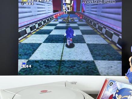 怀旧游戏回顾《索尼克大冒险》#索尼克#DreamCast#ACT#SONIC#SEGA
《索尼克大冒险》(日语:ソニックアドベンチャー,英语:Sonic Adventure)是一款由Sonic Team制作、世嘉发行的平台游戏。《索尼克大冒险》的制作大约开始于1997年4月。整个制作组大约有30个人。在制作了Mega Drive多个作品之后,中裕司的工作重点主要放在制作将于世嘉土星上发行的《梦精灵》。Sonic Team最初计划是在世嘉土星上制作一款3D索尼克游戏。但是最终转至Dreamcast。曾经制作《梦精灵》的设计师饭冢隆向中裕司提议他们应该制作一部角色扮演类索尼克游戏。为了达到更为自然和现实的感觉,以至于达到像废墟和丛林的异国水准,Sonic Team的核心成员专程前往中美洲和南美洲。小组拜访了坎昆、危地马拉和秘鲁。他们使用拍摄的照片作为游戏的素材。 《索尼克大冒险》发售后广受好评,《Fami通》给予本游戏38/40的分数。
