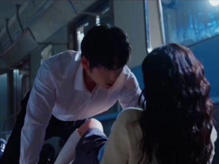 地铁吻嘶哈嘶哈#地铁吻 #吴浓雨 #炽热吸引