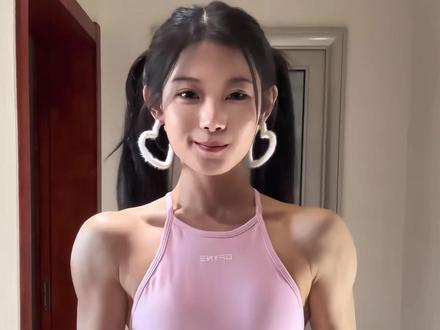没练过 舔了口龙门架就这样了 #薄肌 #宽肩窄腰 #反差