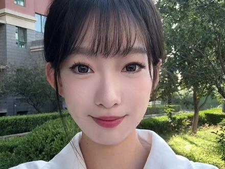 如何上架团购代金券? 很多商家抖音团购开通以后,想在抖音上架自己的团购链接,但是不知道如何上架,今天我就教给大家,团购链接有两种,一个是代金券,一个是实物券。今天以服装的后台为例,和大家讲一下代金券该如何上架。
首先打开抖音来客,选择商品管理进去,然后创建商品,填一下信息,商品品类,商品的类型直接选代金券。商品的类型我们统一选择单品类券,服装各品牌使用,这说明这个所有的代金券都是全场通用的。代金券的面值根据自己门店情况来写,然后头图需要事先做一张头图,比例最好是1:1和4:3的,然后投放渠道不限制,售卖日期是默认一年的,可以选可以不选,库存信息也是一样,我们可以直接写100,或者不限制都行,是随时都可以修改的。顾客信息设置一定要我们选择,需要顾客留下手机号,方便联系顾客。然后最下面单次消费最多使用一张。这样的话就完成上架了。直接点提交审核就可以了。#代金券 #代金券上架 #上架代金券 #团购代金券 #上架团购代金券