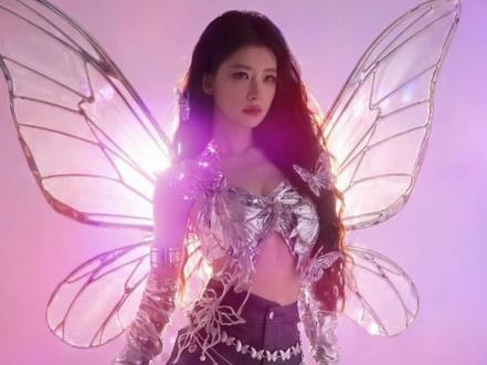 孙怡灵动江语晨温婉气质对比太鲜明 两位女星同穿花蝴蝶造型,孙怡灵动江语晨温婉气质对比太鲜明。近日,孙怡和江语晨在不同活动中现身,两人都选择了花蝴蝶主题的造型。这种相似风格的穿搭引发了广泛关注,让人看到高颜值女星如何通过个人特点展现不同风采。孙怡的造型以蝴蝶元素为主,配色明亮活泼。许多蝴蝶装饰分布在身上,增添了轻快的感觉。她的发型简洁,突出脸部轮廓,妆面自然清新。身材修长的孙怡在这样的衣服中显得身姿轻盈。走动时带着年轻活力,甜美里融合了利落姿态。这样的组合让青春气息自然流露出来。许多人注意到,她把这个主题穿得新鲜而有吸引力。江语晨的蝴蝶造型则呈现另一种面貌。衣服剪裁讲究,图案设计含蓄。妆容温和,卷发增添优雅气度,体现出成熟女性的从容。与孙怡的活泼相比,江语晨的装扮更显温润内敛。她把蝴蝶图案融入整体,营造出沉稳的氛围。这种方式显示出时间积累下的独特魅力。(内容和图片来自网络,如有侵权可以删除)