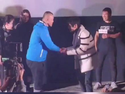 电影首映现场,MMA冠军刘文擘,当着所有人的面掌掴向佐 #拳王 #向佐 #向太