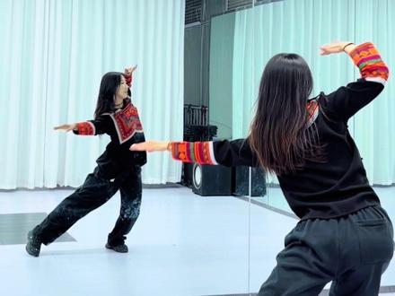 弥渡山歌0.7倍速跟跳版来啦! 完整版看主页哦!#弥渡山歌phonk #抖音热门舞挑战 #弥渡山歌舞蹈分解 #小秋编舞 #民族街舞 @抖音创作小助手 @抖音小助手