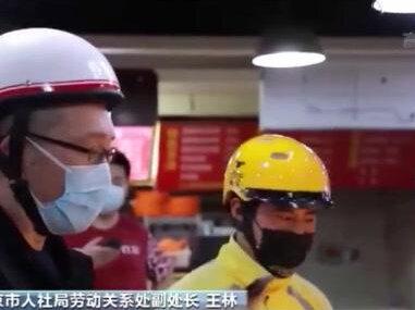 #副处长回应体验送外卖走红:外卖小哥收入还不错