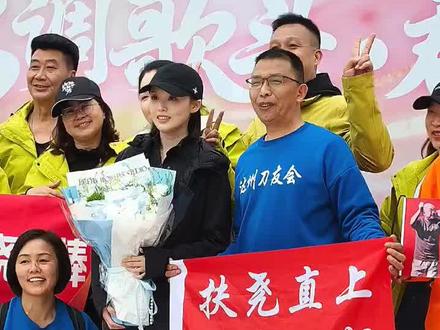 在这个短视频在指尖停不过3秒,一切都讲究效率的今天,徐子尧20多秒的深鞠躬像一记温柔的重锤,击中了我们内心最柔软的地方。她这是在用身体语言诉说:“你们不是我的观众,你们是我的知音;我不是在表演,我是在用歌声与你们交换灵魂。”
当我们的真情实感被如此郑重的对待,泪水便成了唯一的回应——人与人之间最深的连接,永远建立在“我看见了你的看见,我珍惜你的珍惜之上。”