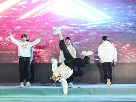 可惜运镜并没有给这个breaking动作特写👩👩👧👦浏阳二中
#元旦晚会