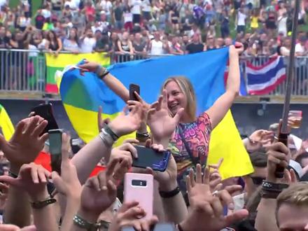艾伦·沃克(Alan Walker)为2018年比利时明日世界(Tomorrowland Belgium)的现场演唱 周末赞美诗 Alan Walker_-_Hymn For The Weekend Live At Tomorrowland Belgium_2018 #周末赞美诗 #大型音乐现场