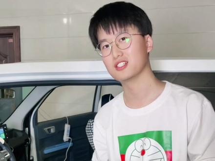 终于不再反光了,之前用的屏幕上的手机支架影响到了这个防反光的内饰改装套件,用锯条一点点打磨给取掉一个小角就可以了。#吉利熊猫mini #适合女生代步通勤的小型车推荐 #吉利汽车 #熊猫mini改装 #熊猫mini反光