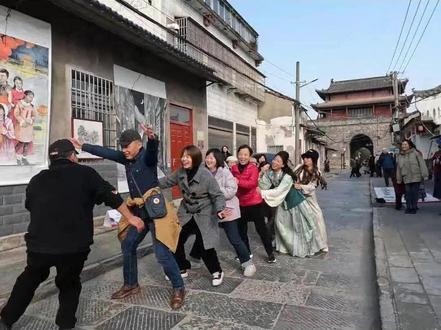 来荆州要看什么 很多没有古城的旅游都比荆州搞得好,那荆州的什么最重要咧?#一座城市的历史韵味 #逛老街 #儿时记忆 #美术
