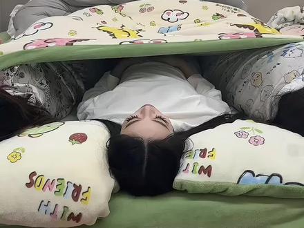 三个人的友情还是太拥挤了 #三个人的友情总是这么心酸 #三个人的友情太拥挤 #睡觉#搞笑