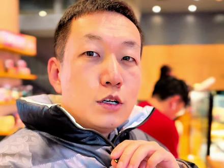 所有性子软特别在意别人看法又容易精神内耗的女生牢记莫言这段话 所有特别在意别人看法的女孩子,莫言老师有段话说的特别好,鑫哥真的很想分享给你听。
莫言说真正的强大不是对抗,而是允许发生,你要允许遗憾、愚蠢、丑恶、虚伪,允许付出了没有回报。因为当你允许了这一切之后,你就会逐渐变成一个柔软、放松、舒展的人,你就是一个无比强大的人。
像他在《晚熟的人》里写的呀,像你这样性子软的女孩子,其实只是晚熟罢了,并不代表你不好。晚熟不过就是在别人聪明伶俐的时候,你笨了一点,单纯了一点。但是你要相信,你就像山间的松柏,虽腰身弯折,但是蓄势待发,你总有灵魂开窍的一天。#女性智慧 #莫言 #新年祝福 #快来接住2025的泼天好运 #愿每个女孩被温柔以待