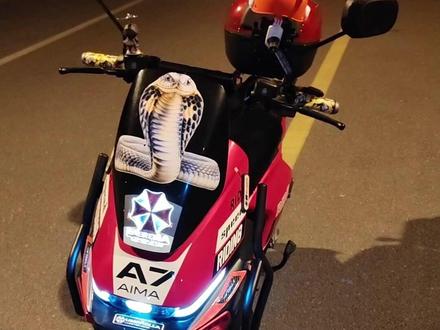 爱玛A7pro加装电池仓与防尘罩 万众期待的电池仓加装方案终于得以实施好多兄弟都已经等的不耐烦了是吧
本次加装不需要任何切割,唯独要拆的就是脚蹬子和齿轮这个是一体式的大概5-6公斤,拆掉以后就当给车减负了。
需要准备的东西就三种:
1.电池仓
2.防尘罩
3.2+4新国标延长线
拆防篡改模块的时候,一定要注意后边是有螺丝拧上去的,先拆黑色的塑料模块扣出卡扣,就能看见里面的螺丝了。有什么不懂的地方欢迎大家随时联系我。电池仓不是很长,建议电池不要超过90安,我本人就打算上两块星恒48 48电池组成一个双锂电96安续航就够我用了,电池没电了直接插在另外一块电池上,充电也是分开充,不需要加装空开,我这种不并联的方案感觉是最安全的。
#爱玛 #爱玛电动车 #爱玛骑遇团 #电动自行车 #电动车