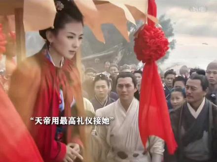 刘涛老师端庄大气的“国泰民安脸”与妈祖慈悲温婉的形象高度贴合,是连续三掷圣杯妈祖选中的人。在我们福建人心中,她温柔坚韧的特质契合了妈祖精神“立德、行善、大爱”的信仰内核 ,被福建民众视为"妈祖精神的当代化身"。在福建的权威地位不可撼动。
《妈祖》接演前 刘涛曾赴湄洲岛祖庙掷杯问卜,获三“圣杯”妈祖认可才出演;拍摄期间拒用替身,坚持每日祭拜 。2025 年被莆田市授予"妈祖文化全球推广大使"“莆田文旅推荐官”等称号,连续多年参与妈祖诞辰庆典,2026 年诞辰活动更是以“神女”造型亮相。妈祖的人间代言人形象举手投足间细节的暖心早已深入人心。娱乐圈唯一一个“天庭编制”的演员。一念虔诚,宿命相逢。弘扬妈祖文化精神:立德、行善、大爱。#刘涛的权威感从不止神女赛道 #妈祖 #刘涛 #刘涛妈祖变装强势回归 #妈祖文化 @刘涛 @刘涛tamia工作室 @中视频伙伴计划官号 @抖音媒体内容优推@抖音媒体内容优推官 @抖音玩法合伙人 @DOU+小助手 @抖音小助手 @热门小助手 @DOU+上热门 @流量引擎信息科技有限公司