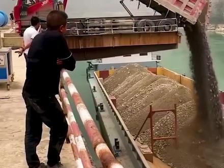 什么是对开泥驳船?船体裂开都不会下沉,专为填海造陆设计 #对开泥驳 #填海造陆 #运沙船 #涨知识 #机械原理