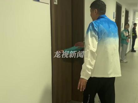 泪目!更衣室里的“男子汉们”相拥而泣,黑龙江U18男排逆转河南晋级四强!#第十五届全运会 #黑龙江男排晋级四强 #黑龙江U18男排 #感动