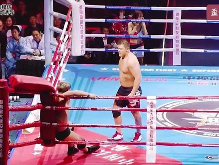 日本选手背后搞偷袭,杨建平上台霸气出手KO教训 #体育#拳击#格斗#赛事解说