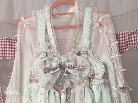 今天拆一下等了好久的梦马韶华,谁能想这是一团的到货速度#lolita安利 #lo裙安利 #lolita #日常分享 #梦马韶华 总体来说还是很满意的,颜色真的很特别,这个价格这样的品质算是性价比比较高了,当然一些小小细节还是要注意一下