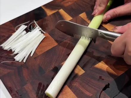 切葱丝只需要三五下的小工具 也太好用了吧 葱出来的葱丝粗细均匀 根根分明#切葱丝神器 #厨房好物 #厨房好物 #切葱丝 #切葱不辣眼睛