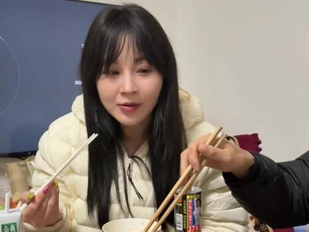 烟火照人间 举杯敬此年 祝大家新年快乐 新的一年顺顺利利~#日常vlog #年夜饭要有仪式感 #新年快乐 #团团圆圆幸福年