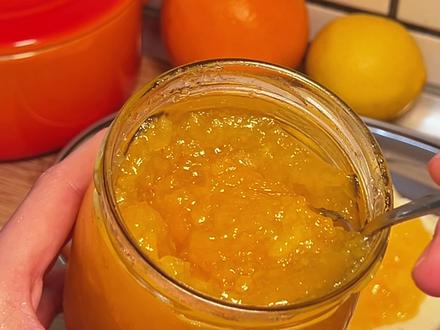 我复刻出了一罐300年前的橙子果酱🍊 祝大家在新的一年心想事橙哦🍊
非常有趣的是,针对同一颗橙子,从前和现在选用的部分原来大相径庭。现代版本弃之如敝履的部分,古早配方却视若珍宝,比如苦涩的橙白,而这个古早食谱里削掉的外皮,才是现代英式橙丝果酱的灵魂。
#青年创作者成长计划 #美食冷知识 #复刻美食 #橙子果酱 #水果茶