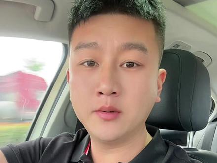 #穿polo衫的男人 想看看碎花裙