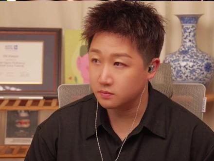 周兴哲终于从幕后录音棚走向台前 一起听周兴哲Live版《永不失联的爱》#抖音音乐客厅 #音乐客厅乐评团 #歌手2026我来评 #周兴哲 #DK大可老师