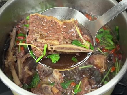 福建经典牛排汤,在家也能做出牛肉馆一模一样的味道!汤头浓郁,真的太香了!#泉州牛排汤#闽南牛排汤 #泉州牛排汤的做法 #经典牛排汤