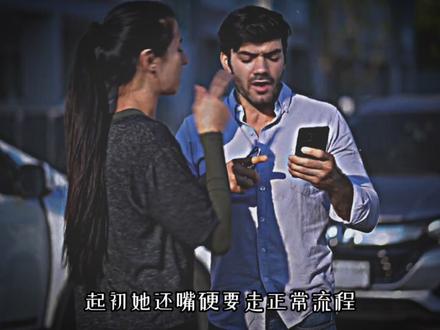 精神小妹追尾奥迪时的雷霆站姿的确很潇洒