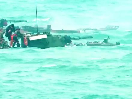 太拼了!记者乘坐05式两栖步战车,感受海上实弹射击#虎符军事 #两栖步战车 #军事科技 #燃兵器 #聚V计划