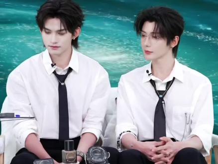 云熠双人卡姿兰直播之画画和快问快答
@云旗Yunqi @郝熠然
#云熠#卡姿兰#云旗#郝熠然#直播切片