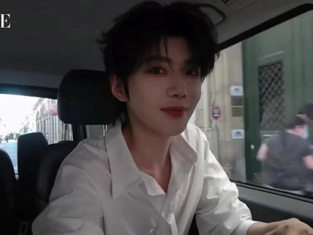 郝熠然高定试装 cr:VOGUE服饰与美容#郝熠然巴黎时装周