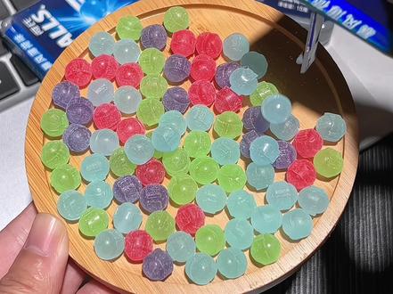 薄荷糖还得是荷氏啊!冰冰凉凉好清爽!而且这价就能到手4盒双拼口味!!别看它小小一颗!却蕴含着大大的能量!水果的果香搭配着薄荷的清香!酸甜清凉果味浓郁真就是你永远可以相信荷氏!#荷氏薄荷糖#薄荷糖#糖果#荷氏#超便宜超划算