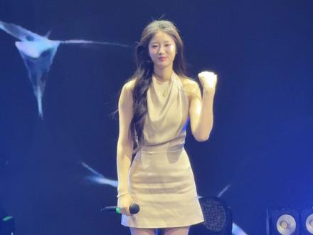 久违的舞台《不值得》#不值得翻唱 #陈佳琪演唱会