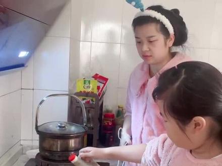 小小神童气死人哟,挨打进行中。#上得厅堂下得厨房 #做菜我是认真的