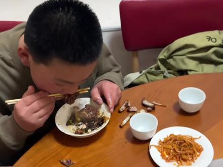 领胜子一家洗洗澡 吃点饭#抖音记录农村生活