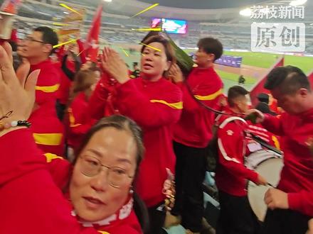 “赛后约架” 南京苏州打响双城之战
苏州邀请冠军球迷来助阵 一起打“南哥”
球迷:谁赢都一样,重点是又有比赛看了
11月22日南京奥体中心,2025江苏银行第二届江苏省足球发展重点城市对抗赛拉开序幕,首战由南京对战苏州。苏州球迷会邀请了“苏超”冠军城市泰州的数十位球迷前来观赛。泰州球迷沈先生将这场比赛称为“考试外的附加题”,对比赛输赢保持中立。来自连云港的球迷馒头则谈到,“苏超”结束后意犹未尽,“周六周日不知道该干嘛了,正好巧了有这种‘赛后约架’,就过来支持支持。”