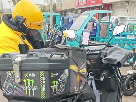 兄弟们 听说明天介休要下大雪 该咱们的雨雪天跑单神器赛鸽不倒翁大显身手了 既有三轮的稳定性 又有两轮的灵活性 前120宽的12寸大轮毂和后双电机驱动 使它的防滑性稳定性爆发性特点尤为突出 山地泥地雨雪地什么地形都不在话下 真正的性能猛兽六边形战士
#介休
#同城配送
#赛鸽不倒翁
#三五车行