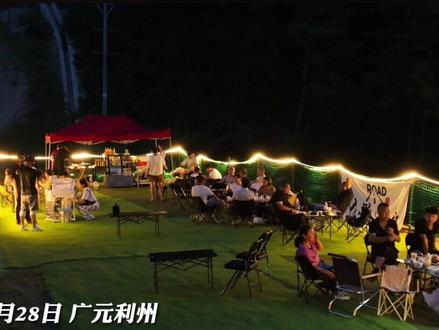 广元城郊#天曌山半坡,傍晚气温凉爽,“野生”纳凉经济圈正成当下新宠。