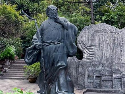 公元1101年5月,苏轼从海南儋州北返,路过江苏镇江,在金山寺看到好友在寺中为自己所做的画像,遂题诗一首:
心似已灰之木,身如不系之舟。
问汝平生功业,黄州惠州儋州。
这是苏轼对自己一生做的最后总结。三个被贬地,一生颠沛行,只换来他老人家“拣尽寒枝不肯栖”、“一蓑烟雨任平生!其豁达、其豪迈、其不屈!
他被贬三次,每到一地就留下几首千古传诵的诗,和后人念念不忘的绝句。黄州:“自笑平生为口忙,老来事业转荒唐。”惠州:“日啖荔枝三百颗,不辞长作岭南人。”儋州:“报道先生春睡美,道人轻打五更钟。”以苦为乐、苦中作乐,没有强大的内心是笑不出来的。
公元1101年6月苏轼遇赦从海南辗转到达常州。定居于顾塘桥孙氏馆(后称藤花旧馆),同年七月二十八日在此病逝,享年66岁。哀哉!一代文豪!
他说过:“今且速归毗陵,聊自憩,此我里……”毗陵我里-今常州。
#苏轼#苏东坡#常州#东坡公园#三苏