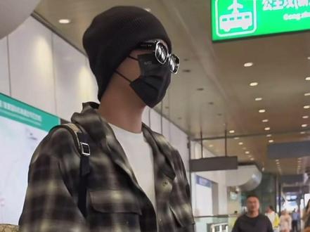 所以李雾的战服是周柯宇的私服
#周柯宇 #李雾 #狙击蝴蝶