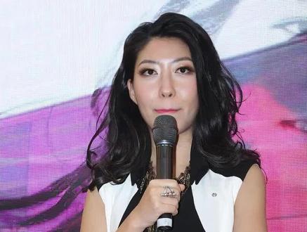 曲婉婷:拿别人的血汗来歌颂自己贪官母亲,将人血馒头吃到极致