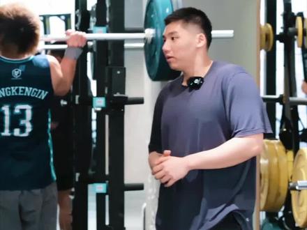 🩵 你的训练缺了旋转!|运动表现 你是否发现自己在重量房深蹲、卧推都很强,但一到场上做转身、切入、变向时却显得僵硬?这可能是因为你的训练忽略了旋转能力!
旋转是爆发力、流畅与协调的核心
运动表现不仅需要直线力量,更需要多平面、尤其是旋转方向的控制力。无论是篮球转身过人、投篮时的身体协调,还是防守时的快速转向,旋转动作都占据主导地位。如果只做单一平面训练,场上的动作就很难流畅、爆发
🔥 旋转训练的好处:
- 旋转训练能提升髋部、核心、肩带的协调与稳定,预防下背与膝盖伤害
- 多平面训练有助于动作转换、切入、变向和防守等实战表现
每个人的身体结构和运动需求不同,建议量力而为并寻求专业指导
#健身干货 #运动表现 #旋转训练 #篮球训练 #爆发力