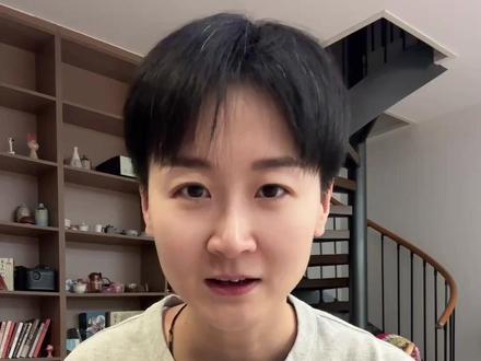 9年前查无此人,9年后断层第一! 九年前的今天,孙颖莎正式进入国家一队。
那时候,她还没有世界排名。
短短21天,她用“旋风”般的速度席卷了乒坛。
九年后,她是双圈大满贯,是霸榜184周的世界第一。
2025年,她一个人扛回了4个世界冠军。
国家体育总局一年之内三次拟授她“国际级运动健将”。
这不是运气,这是统治力。
看着她手捧蛋糕的样子,我只想说:
谢谢你,把青春献给了国球。
大家记得莎莎刚出道的样子吗?评论区聊聊。
#孙颖莎 #入队九周年 #双圈大满贯 #国际级运动健将 #国乒荣耀 #成长史