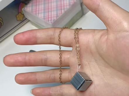 姐妹们 #订书钉做方块 吊坠教程来了,简易版,真真有手就行,艾特老姐妹给你做~ #手工教程 @抖音小助手 @DOU+小助手