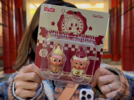 带着星星人去喜茶面基“限定奶茶皮”了
不仅拿到了超重工的限定徽章,
还喝到了近期最佳提拉米苏奶茶
整体味道很醇厚但是不会甜腻
加了马斯卡彭芝士的奶油顶配上可可粉,真的很像在吃提拉米苏蛋糕
真的非常值得冲!
#喜茶星星人联名 #冬日有星星 #喜茶提拉米苏英红 #喜茶星星人 #喜茶提拉米苏