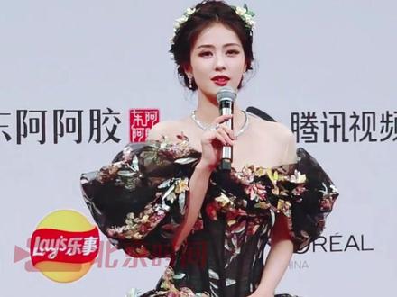 12月21日,海南海口。白鹿时隔八年重回腾讯视频星光大赏,现场引用电视剧《莫离》中叶璃的台词:“一晃八年已过,但好在我又回来了。”上一次是高马尾吊带裙的青涩新人,这一次是高定加身的顶流女演员。八年时间,她从新人成长为顶流,从青涩到成熟,不变的是对演员这份职业的热爱。