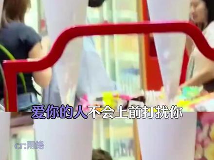 我爱你但你是自由的,此刻在王源和小汤圆身上具像化了#王源 #王源天津演唱会 #追星#王源打卡演唱会花墙偶遇粉丝