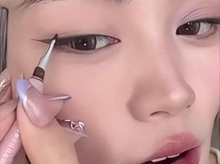 自带刀锋刷的眼线胶笔,丝滑软糯不卡顿,新手必备#新手化妆教程 #平价彩妆 #化妆技巧 #美妆 #妆教